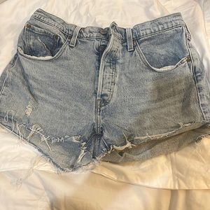 LIGHT DENIM WASHED SHORTS